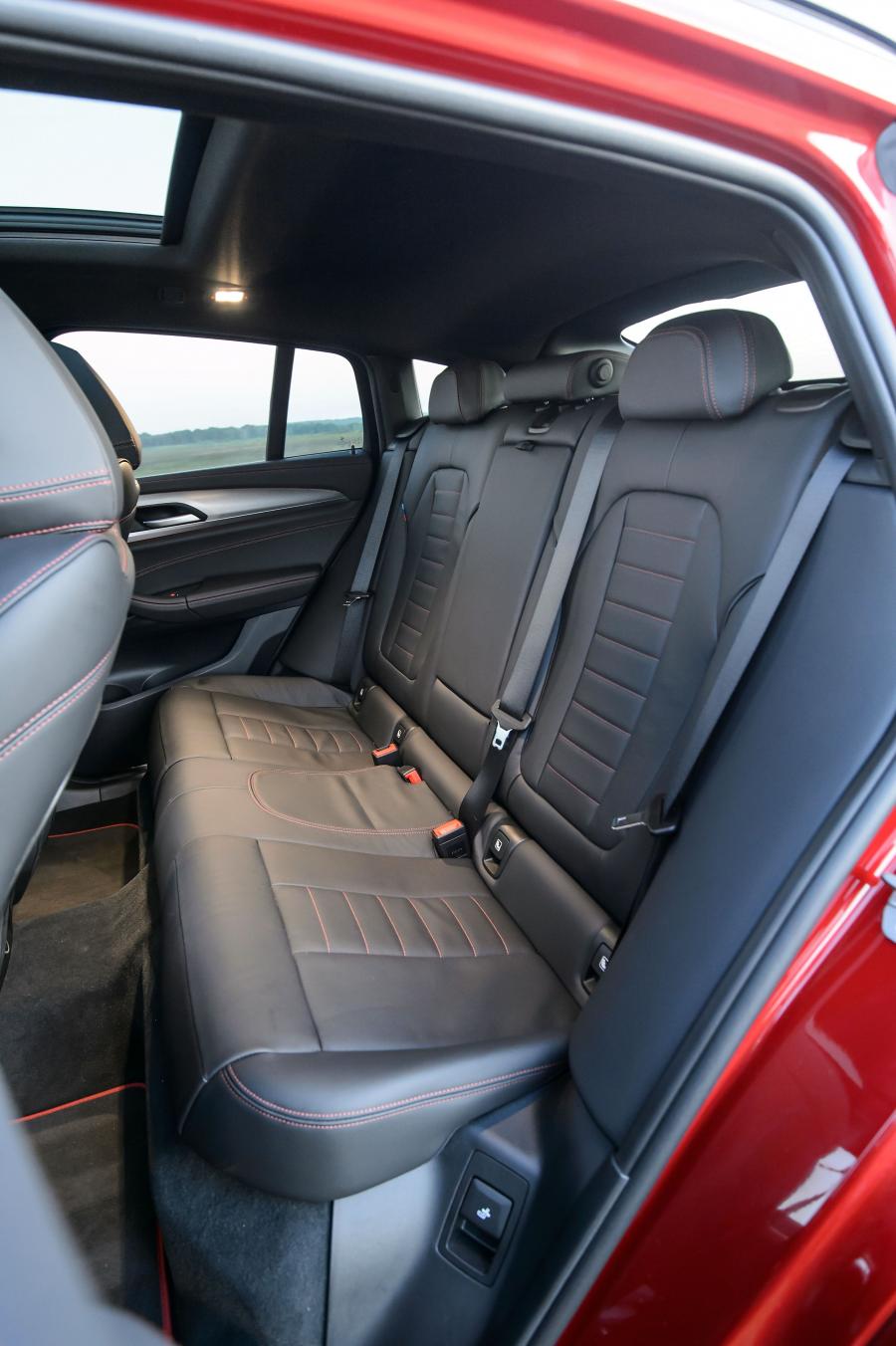 Интерьер BMW X4 xDrive20d M Sport (G02) 2018 года  (UK) (фото 6 из 35)